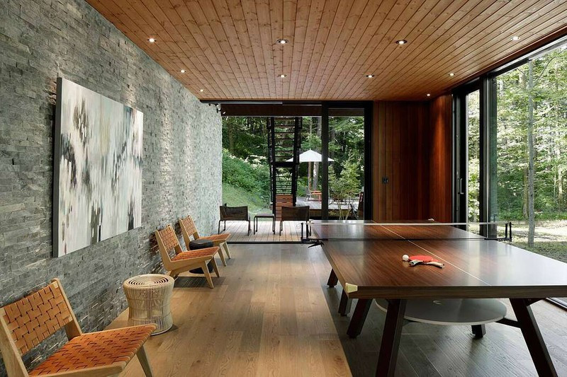 Ngoài các khu vực chức năng phục vụ nhu cầu hàng ngày, ngôi nhà còn có một khoảng trên tầng 2 làm khu vực đánh bóng bàn. Ngoài các khu vực chức năng phục vụ nhu cầu hàng ngày, ngôi nhà còn có một khoảng trên tầng 2 làm khu vực đánh bóng bàn.