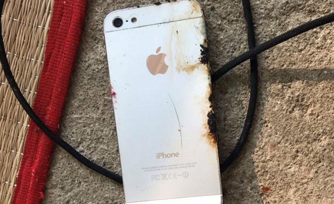 Điện thoại iPhone tìm thấy ở hiện trường. Ảnh: K. L.  Điện thoại iPhone tìm thấy ở hiện trường. Ảnh: K. L.
