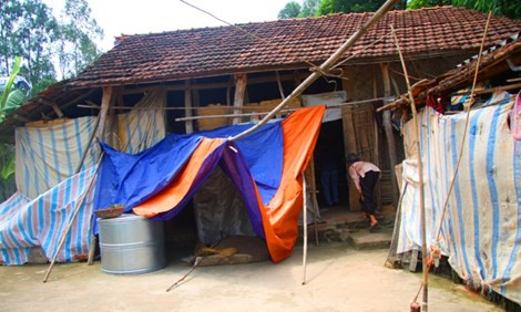 Ngôi nhà nhỏ đơn sơ với nếp nhà tranh, vách đất giản dị gợi nhiều hoài niệm về một cuộc sống từ rất xa xưa. Nói về tục ăn đất ngói, cụ Loa cho biết: “Từ khi tôi còn nhỏ, nghe cha mẹ mình kể lại thì tục này đã có từ vài đời trước”. Ngôi nhà nhỏ đơn sơ với nếp nhà tranh, vách đất giản dị gợi nhiều hoài niệm về một cuộc sống từ rất xa xưa. Nói về tục ăn đất ngói, cụ Loa cho biết: “Từ khi tôi còn nhỏ, nghe cha mẹ mình kể lại thì tục này đã có từ vài đời trước”.