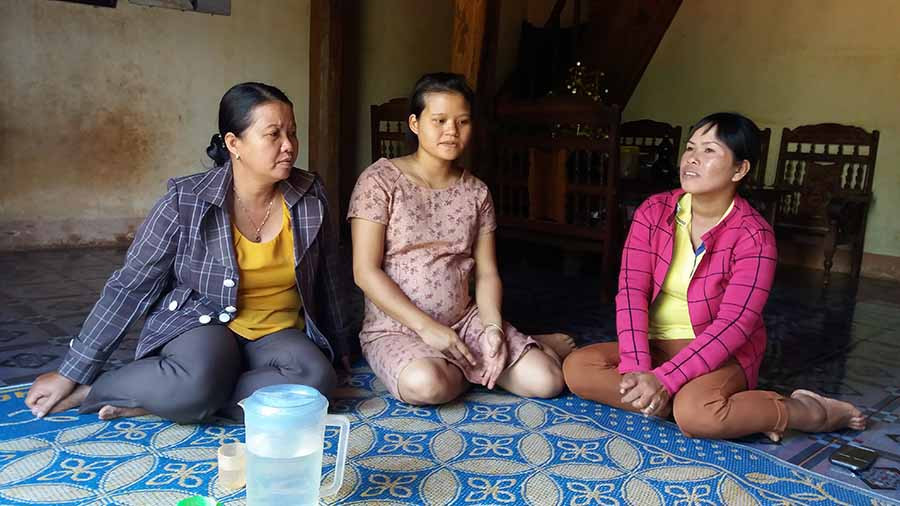 Chị Alui ngoài cùng bên phải. Ảnh: N.N