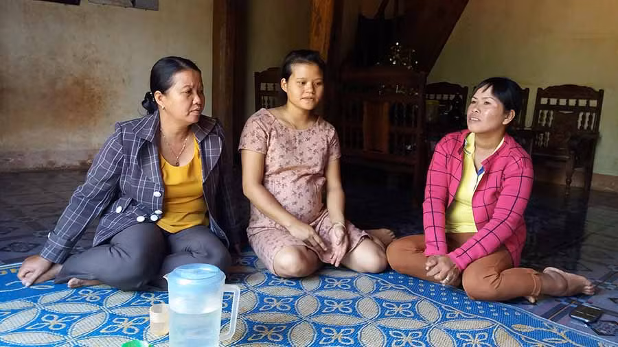 Chị Alui ngoài cùng bên phải. Ảnh: N.N