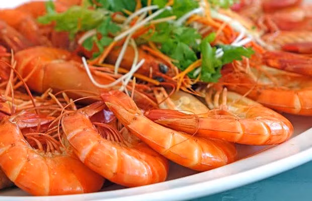 Thịt gà và tôm khi kết hợp với nhau sẽ gây nên hiện tượng động phong - ngứa ngáy khắp người. Vì cả hai thực phẩm này đều thuộc tính ôn. Ảnh minh họa: Internet