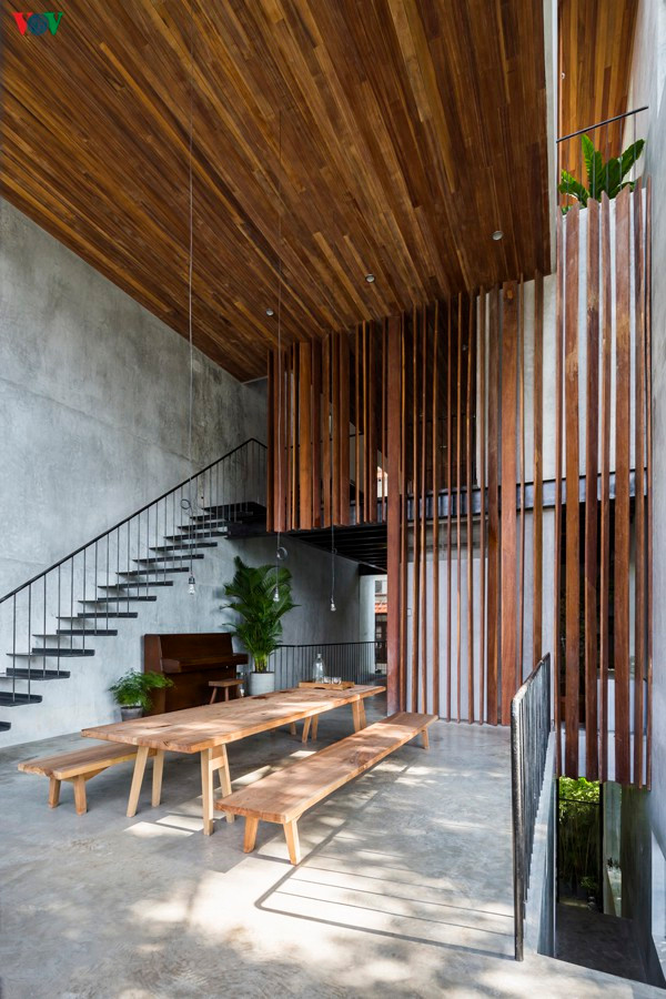  Đồ nội thất giản dị không cầu kỳ. Không gian có rất nhiều khoảng mở để cho ánh nắng tràn vào. Bóng nắng là một “chất liệu” để công trình lung linh và quyến rũ.