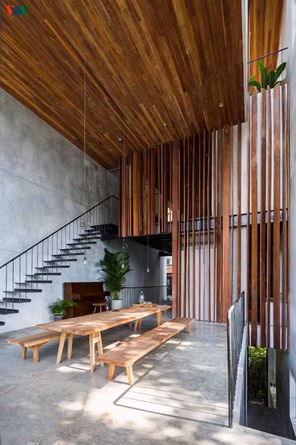  Đồ nội thất giản dị không cầu kỳ. Không gian có rất nhiều khoảng mở để cho ánh nắng tràn vào. Bóng nắng là một “chất liệu” để công trình lung linh và quyến rũ.