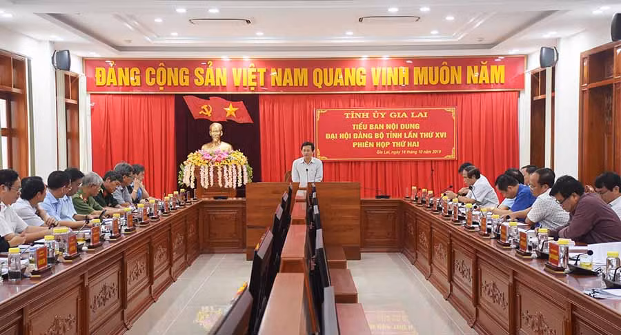 Bí thư Tỉnh ủy Dương Văn Trang phát biểu chỉ đạo tại phiên họp. Ảnh: M.N