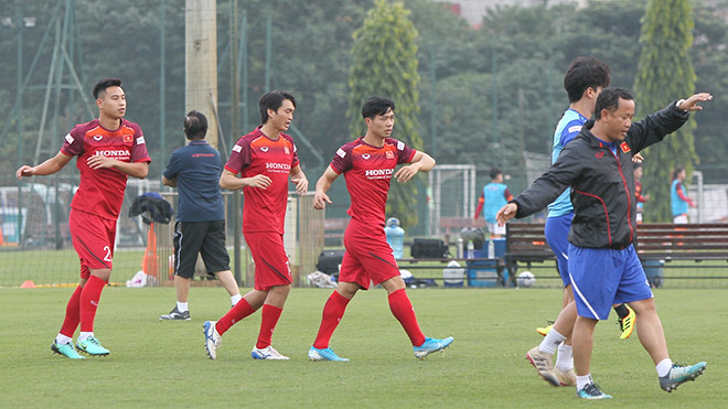 Công Phượng từ Bỉ trở về đã ngay lập tức ra sân luyện tập. Ảnh: TTVH