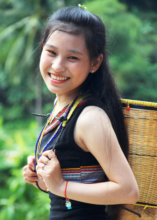 Cô gái Cơ Tu với với bộ trang phục truyền thống - ẢNH: MẠNH CƯỜNG