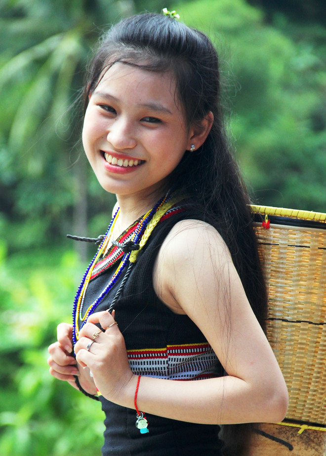 Cô gái Cơ Tu với với bộ trang phục truyền thống - ẢNH: MẠNH CƯỜNG
