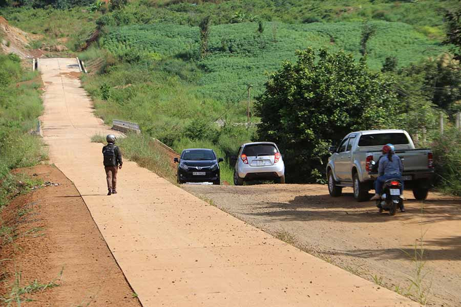  Các phương tiện hiện phải di chuyển trên đường tránh qua cầu cũ nhỏ hẹp, tiềm ẩn nguy cơ mất an toàn giao thông. Ảnh: C.H