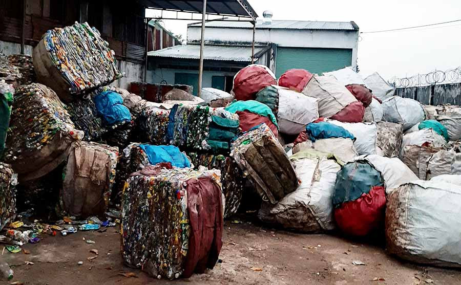  Các kiện nhựa phế thải được tập trung ngoài trời chờ tái chế. Ảnh: T.H