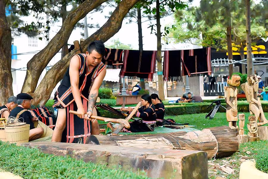  Một nghệ nhân đang tạc tượng gỗ. Ảnh: ĐỨC THỤY