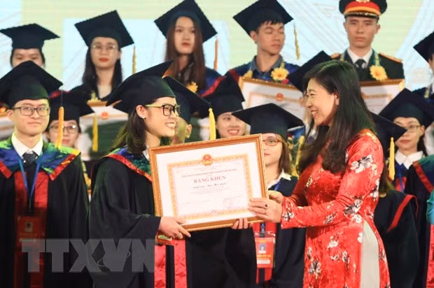 Ban Tổ chức tuyên dương Thủ khoa Học viện Phụ nữ Việt Nam Đào Mai Linh. (Ảnh: Văn Điệp/TTXVN)