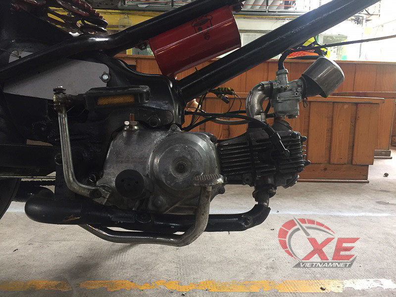 Động cơ nguyên bản 50cc kèm hộp số 3 cấp được giữ nguyên.