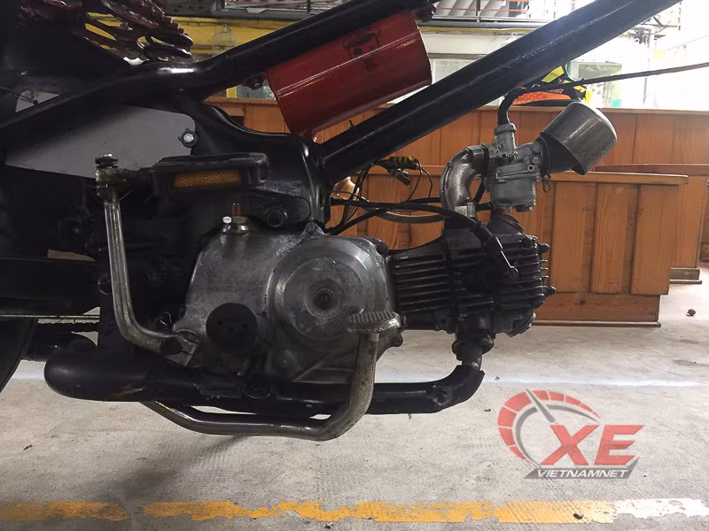  Động cơ nguyên bản 50cc kèm hộp số 3 cấp được giữ nguyên.