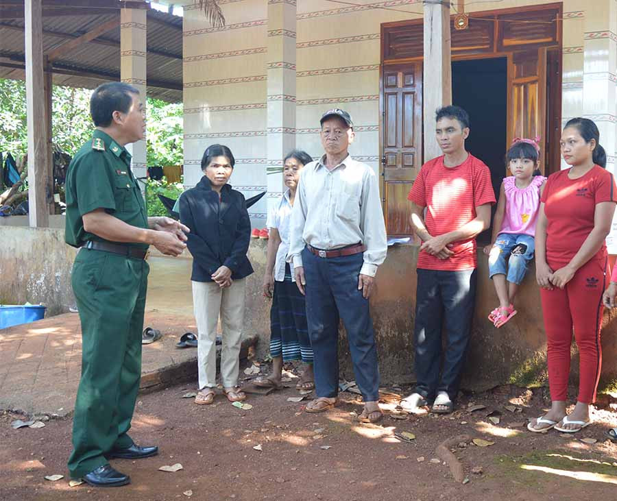  Trung tá Nguyễn Danh Bá tuyên truyền pháp luật cho người dân. Ảnh: A.H