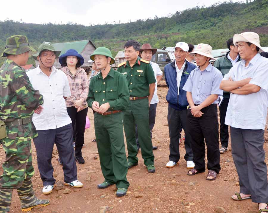 Bí thư Tỉnh ủy Dương Văn Trang (thứ 5 từ trái qua) kiểm tra tình hình sản xuất, đời sống của các hộ dân ở khu vực núi Cheng Leng tháng 8-2018. Ảnh: Đ.P