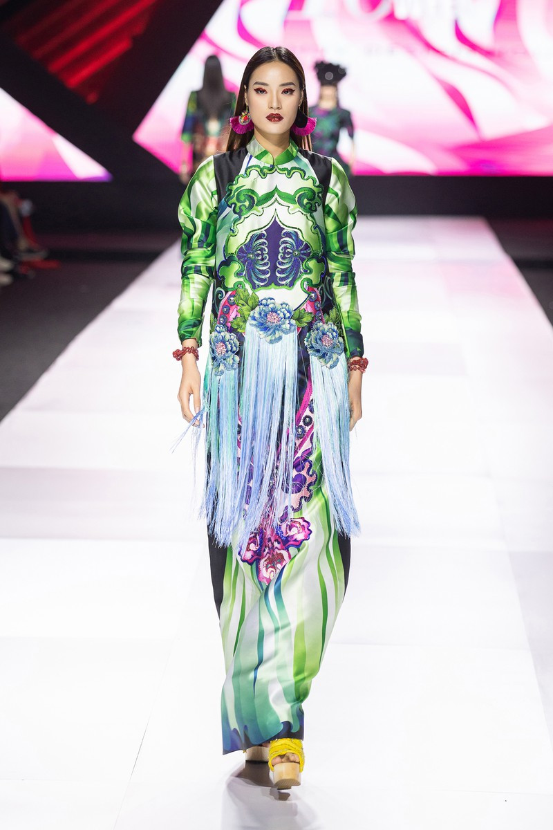 Không chỉ gợi nhớ về tình yêu mù quáng của nàng công chúa Mỵ Châu, BST như một mảng ký ức đẹp về nghệ thuật cải lương Việt Nam.