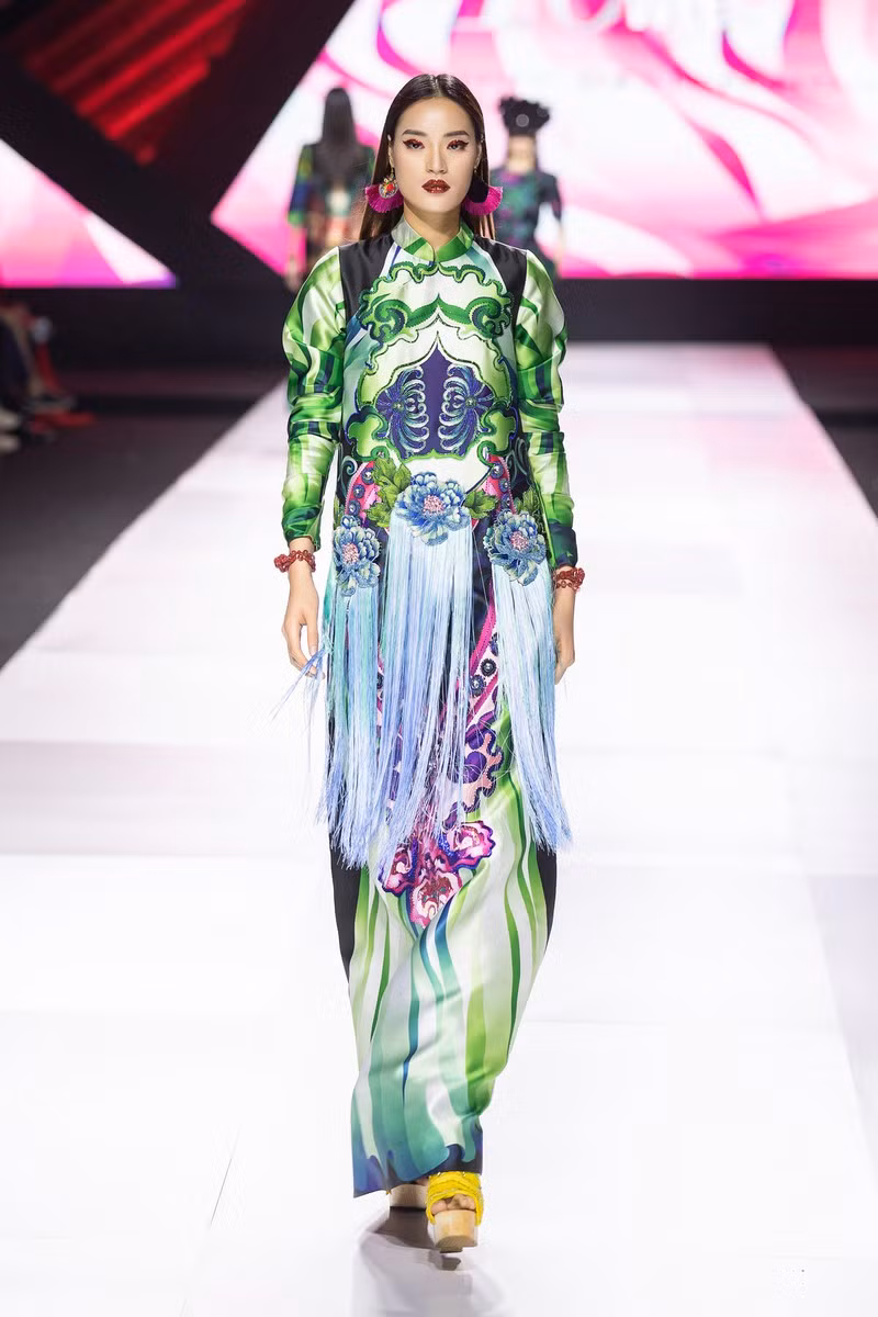 Không chỉ gợi nhớ về tình yêu mù quáng của nàng công chúa Mỵ Châu, BST như một mảng ký ức đẹp về nghệ thuật cải lương Việt Nam.