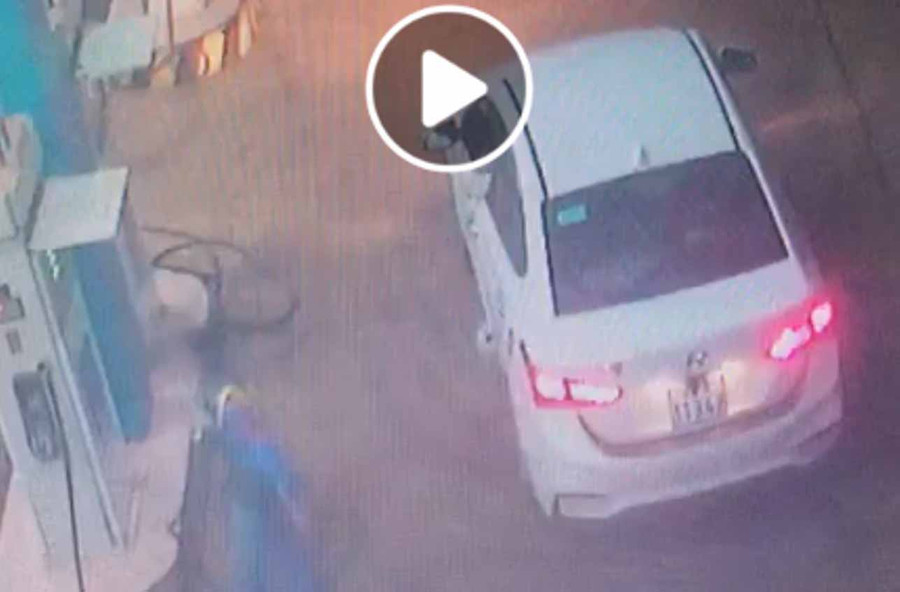 Tài xế xe con đã đổ 600 ngàn tiền xăng rồi bỏ chạy. Ảnh: Văn Ngọc