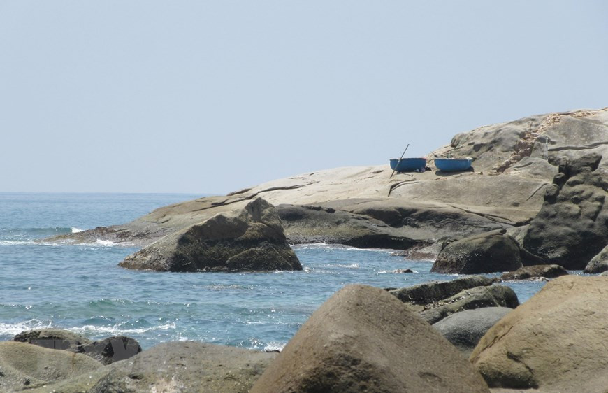  Vịnh Đá Trứng (trên tuyến đường ven biển 701, đoạn qua xã Phước Dinh, huyện Thuận Nam, tỉnh Ninh Thuận) có hàng nghìn viên đá lớn, nhỏ có hình dáng tròn trịa, nhẵn bóng như những quả trứng nằm trải dài trên một bãi biển cát trắng tuyệt đẹp. 