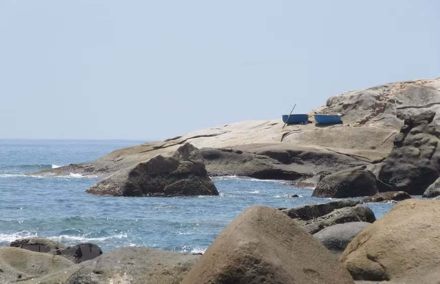  Vịnh Đá Trứng (trên tuyến đường ven biển 701, đoạn qua xã Phước Dinh, huyện Thuận Nam, tỉnh Ninh Thuận) có hàng nghìn viên đá lớn, nhỏ có hình dáng tròn trịa, nhẵn bóng như những quả trứng nằm trải dài trên một bãi biển cát trắng tuyệt đẹp. 