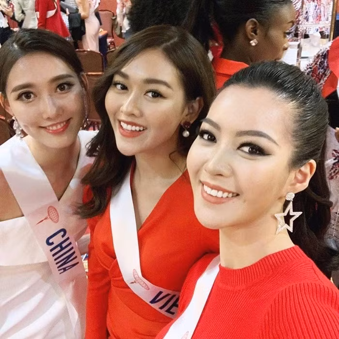 Á hậu khoe trên trang cá nhân việc cô trổ tài tự make-up và làm tóc khi tham gia các hoạt động của cuộc thi Hoa hậu Quốc tế 2019 ở Nhật Bản khiến fans vô cùng bất ngờ. Mặc dù phải tự thân vận động nhưng nàng hậu vẫn xinh đẹp, lộng lẫy tựa “thần tiên tỷ tỷ”, tự tin đọ sắc vơi dàn đối thủ.