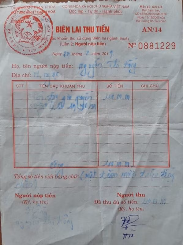 Biên lai đã hết hạn sử dụng được bà Vũ Thị Hòa dùng để thu tiền trúng đấu giá đất của người dân