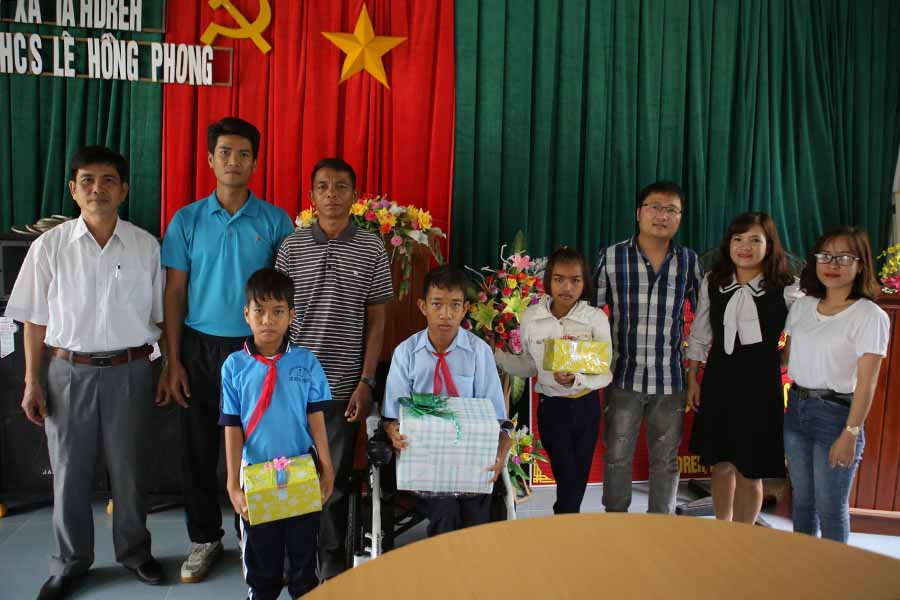 Em Nay Khuên (hàng trước, thứ 2 từ trái sang) cùng các bạn nhận quà của nhóm thiện nguyện Hoa Mặt Trời. Ảnh: M.H  Em Nay Khuên (hàng trước, thứ 2 từ trái sang) cùng các bạn nhận quà của nhóm thiện nguyện Hoa Mặt Trời. Ảnh: M.H