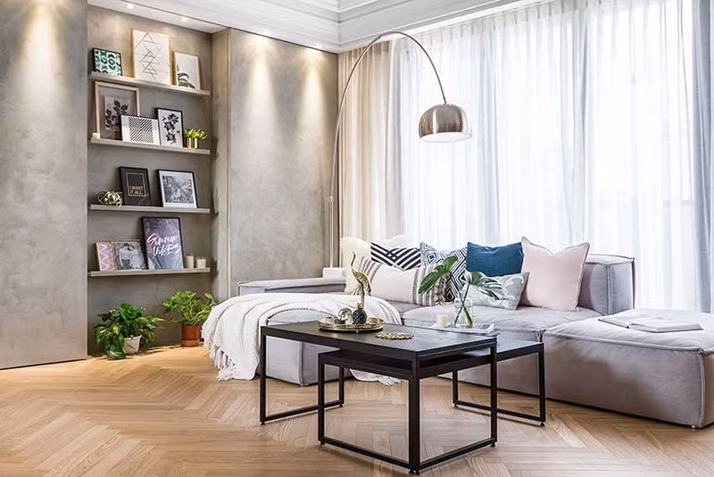  Tranh trang trí hay những món đồ lưu niệm được hai vợ chồng đặt ngay ở phòng khách.