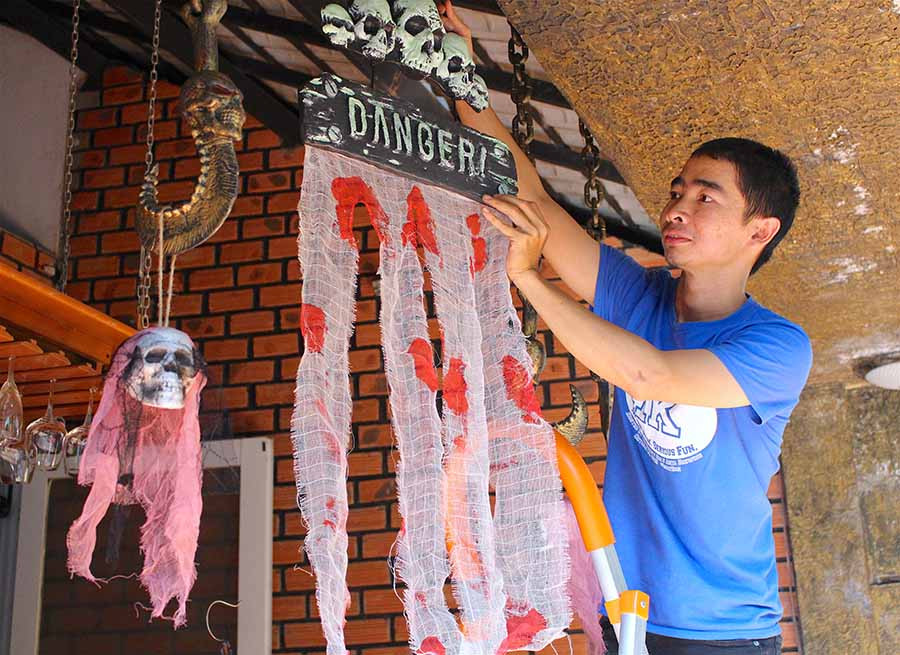 Anh Phan Toàn (chủ quán Cuội Acoustic) trang trí quán chuẩn bị cho đêm hội Halloween Party. Ảnh: Mộc Trà Anh Phan Toàn (chủ quán Cuội Acoustic) trang trí quán chuẩn bị cho đêm hội Halloween Party- Ảnh Mộc Trà