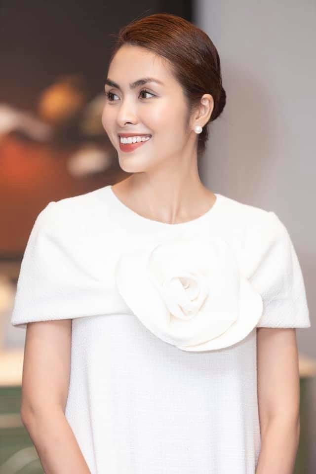 Quả xứng danh mỹ nhân thanh lịch, không cần trang phục quá cầu kỳ hay hở bạo, Tăng Thanh Hà luôn tạo được sự chú ý với khán giả mỗi lần xuất hiện.