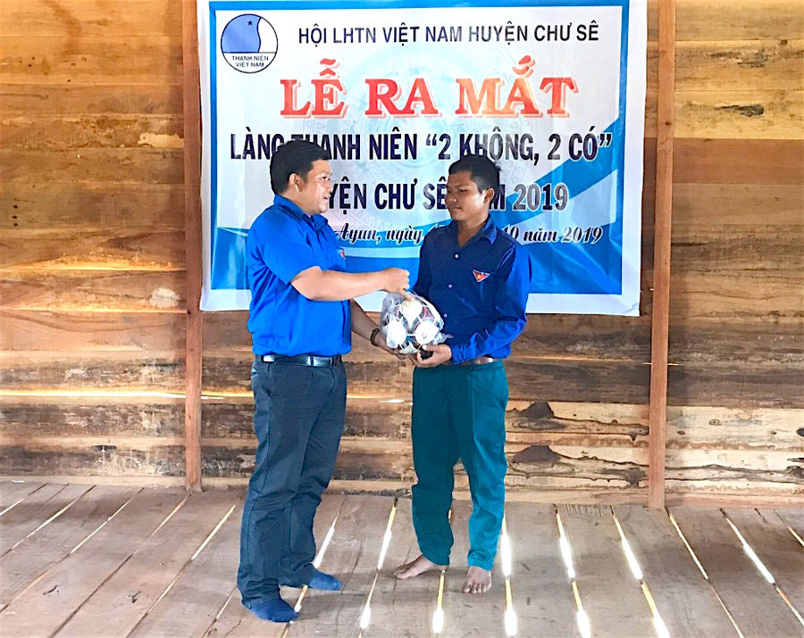 Hội LHTN Việt Nam huyện Chư Sê tặng quà cho Chi đoàn làng Kpaih. Ảnh: M.T Hội LHTN Việt Nam huyện Chư Sê tặng quà cho Chi đoàn làng Kpaih. Ảnh: Mộc Trà