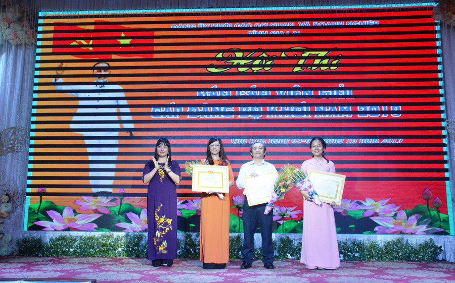 Thí sinh Võ Thành Thất- Đảng bộ Báo Gia Lai (người thứ 2 từ phải sang) đạt giải phần thi thuyết trình xuất sắc nhất. Ảnh: Vĩnh Hoàng