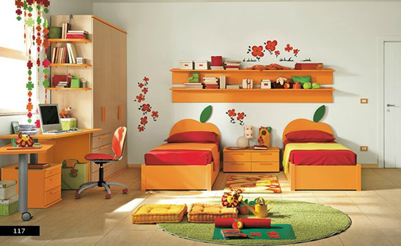 Căn phòng nổi bật với 2 chiếc giường màu cam và chiếc giá để vật dụng của trẻ được treo ở trên tường Căn phòng nổi bật với 2 chiếc giường màu cam và chiếc giá để vật dụng của trẻ được treo ở trên tường