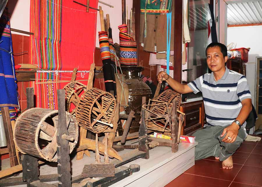 Anh Phiệt còn sưu tầm nhiều khung cửi dệt thổ cẩm của đồng bào dân tộc thiểu sA.Hố. Ảnh: 