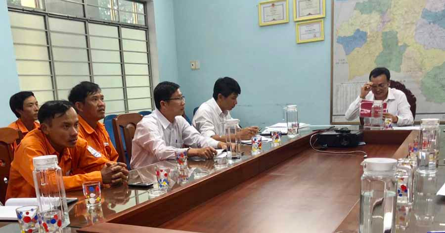  Những chiếc bình đựng nước bằng thủy tinh đã thay thế cho chai nhựa dùng một lần tại các phòng làm việc của Điện lực Pleiku. Ảnh: H.D