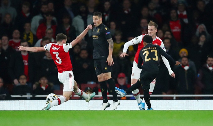 Marcus Edwards (23) mở tỉ số sớm cho đội khách Marcus Edwards (23) mở tỉ số sớm cho đội khách