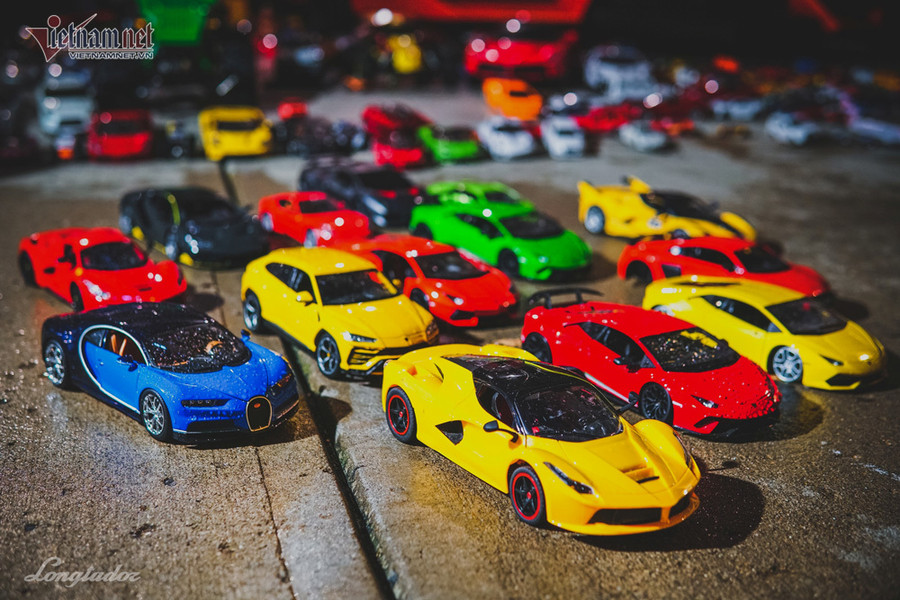 Dàn siêu xe Lamborghini, Ferrari, Bugatti rất được bé Bentley yêu quý vì giống loại xe mà các chú, bác trong CLB Gia Lai Team đang sử dụng. Ảnh: Longtador