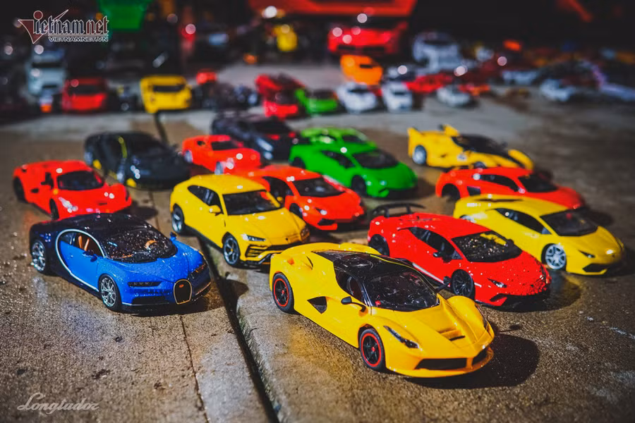 Dàn siêu xe Lamborghini, Ferrari, Bugatti rất được bé Bentley yêu quý vì giống loại xe mà các chú, bác trong CLB Gia Lai Team đang sử dụng. Ảnh: Longtador