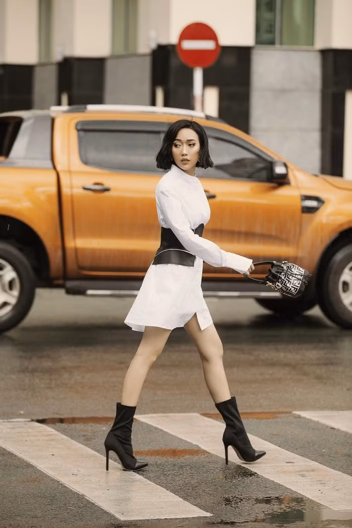  Bản đai lưng to tạo điểm nhấn, giúp rõ eo, khoe đường cong.