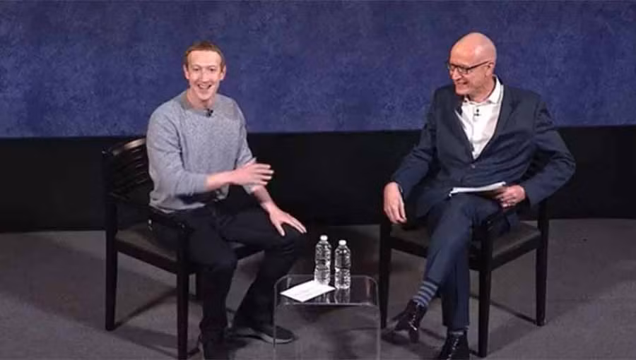 Giám đốc điều hành Facebook Mark Zuckerberg (trái) và Giám đốc điều hành Tập đoàn Truyền thông News Corp Robert Thomson tại một sự kiện ở TP New York - Mỹ hôm 25-10Ảnh: Facebook