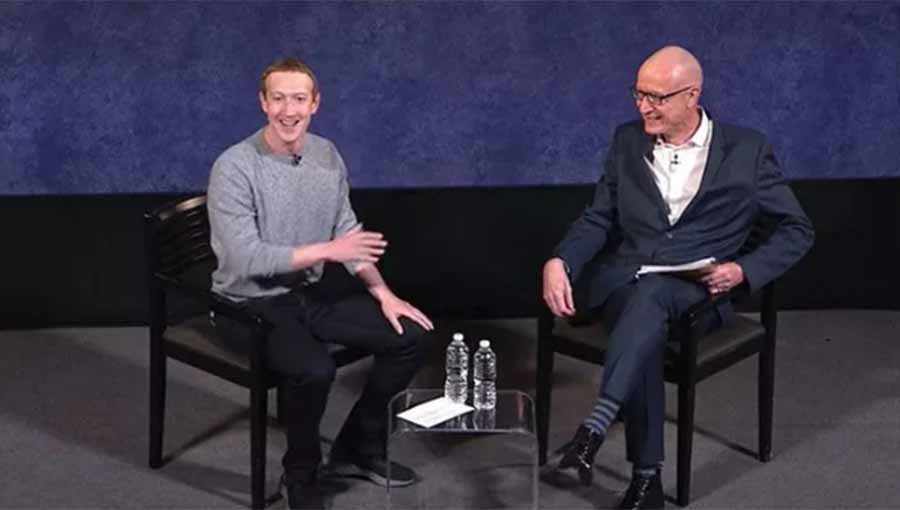 Giám đốc điều hành Facebook Mark Zuckerberg (trái) và Giám đốc điều hành Tập đoàn Truyền thông News Corp Robert Thomson tại một sự kiện ở TP New York - Mỹ hôm 25-10Ảnh: Facebook