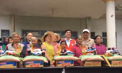  Tặng quà cho người nghèo xã Bình Giáo. Ảnh: Hồng Ngọc 