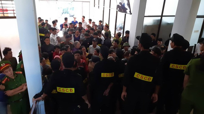 Người dân đòi vào phòng xử án Người dân đòi vào phòng xử án