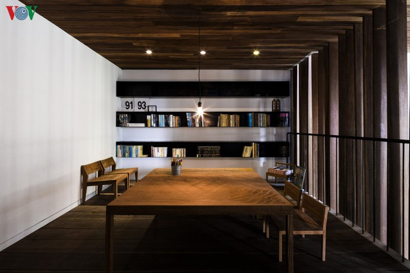 Không gian phòng học và làm việc ở tầng 2 với nội thất đơn giản nhưng tiện nghi.