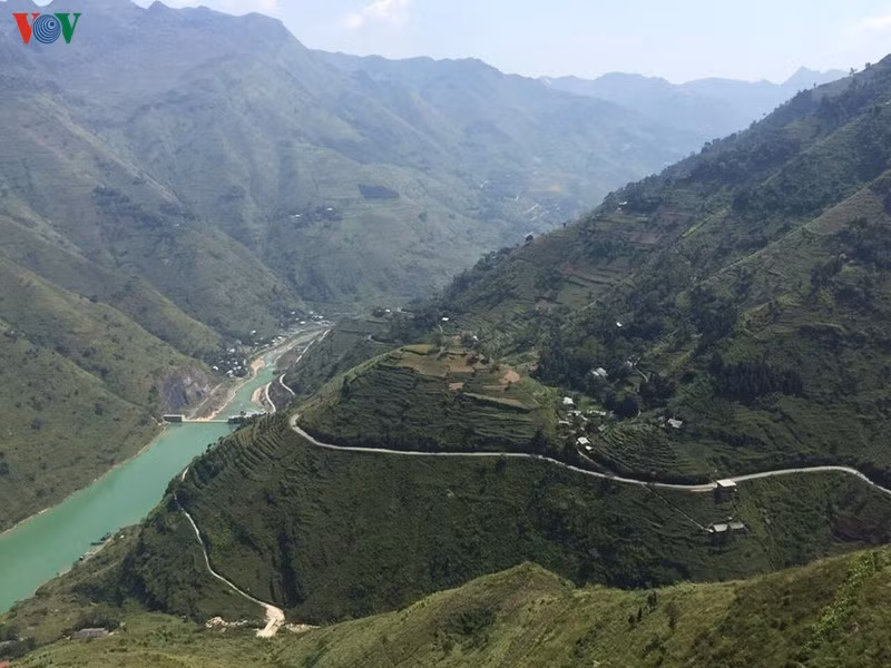 Sông Nho Quế chảy trên dải đất Việt Nam khoảng 46 km, qua lớp đá tai mèo lởm chởm của hệ thống công viên địa chất toàn cầu cao nguyên đá Đồng Văn, tạo nên dòng chảy mạnh với vô số thác ghềnh trắng xóa.