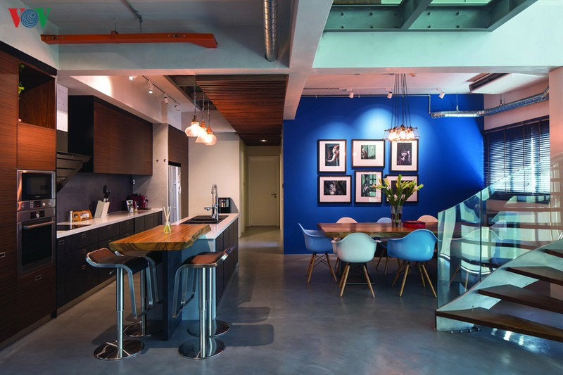 Tầng dưới được bố trí không gian phòng khách bếp – ăn liên thông và các phòng ngủ nhỏ. Phong cách công nghiệp được thể hiện thông qua chất liệu kim loại, sàn xi măng và trần bê tông lộ dầm kết cấu và những đường ống kỹ thuật. Tầng dưới được bố trí không gian phòng khách bếp – ăn liên thông và các phòng ngủ nhỏ. Phong cách công nghiệp được thể hiện thông qua chất liệu kim loại, sàn xi măng và trần bê tông lộ dầm kết cấu và những đường ống kỹ thuật.