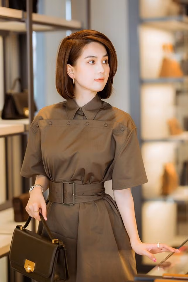 Bản đai lưng to tạo điểm nhấn, giúp rõ eo, khoe đường cong.