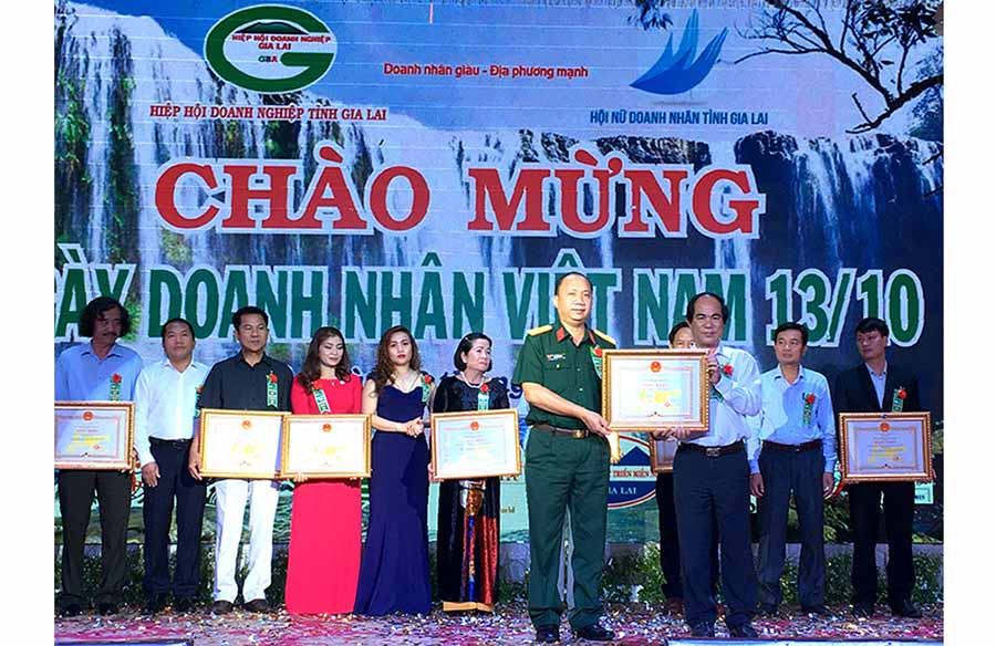  Chủ tịch UBND tỉnh Võ Ngọc Thành tặng bằng khen cho các doanh nghiệp có thành tích xuất sắc trong sản xuất kinh doanh. Ảnh: H.D