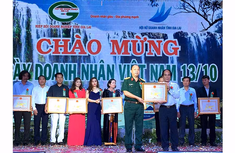  Chủ tịch UBND tỉnh Võ Ngọc Thành tặng bằng khen cho các doanh nghiệp có thành tích xuất sắc trong sản xuất kinh doanh. Ảnh: H.D